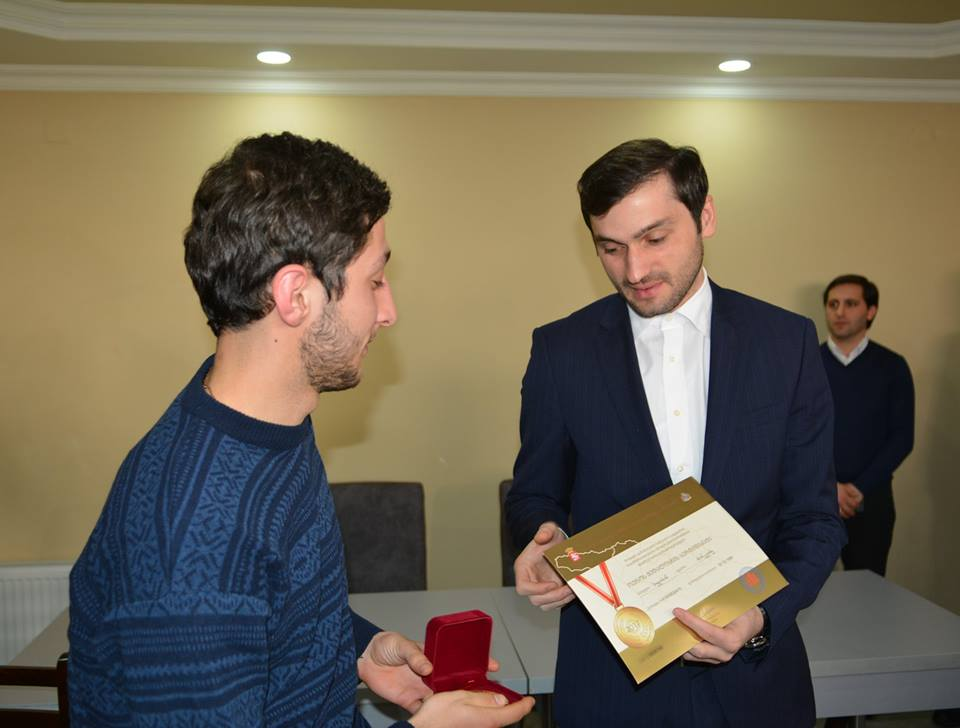 წარმატებული მოსწავლეები და სტუდენტები დააჯილდოეს