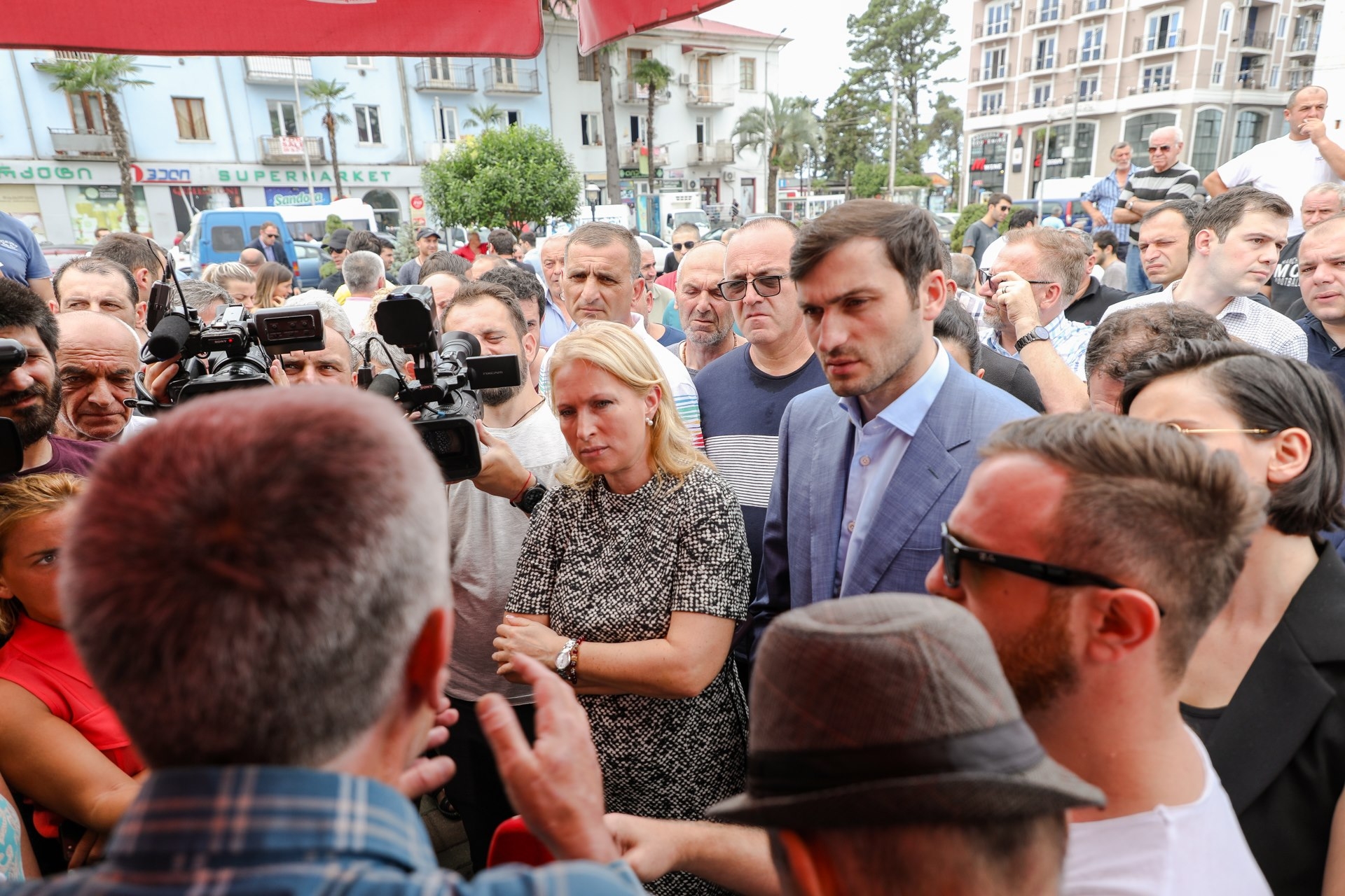 მინისტრი ქობულეთში აქციის მონაწილეებს შეხვდა