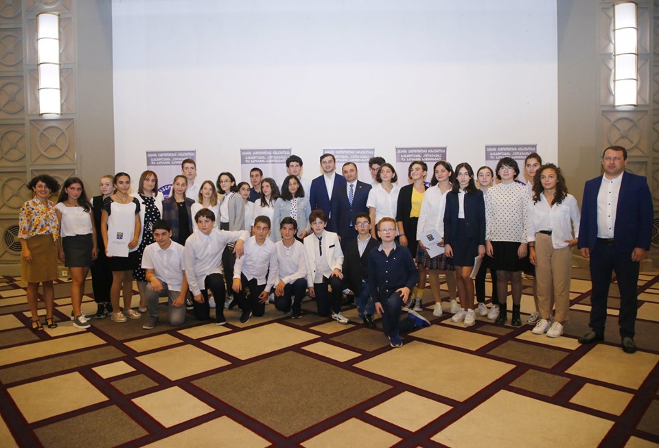 კონკურსებში და საგნობრივ ოლიმპიადაში გამარჯვებული მოსწავლეებისა და მასწავლებლების დაჯილდოება გაიმართა