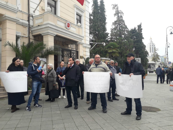 უსახლკაროდ დარჩენას აპროტესტებენ