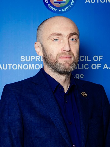 ,,მაკვირვებს ვარსკვლავებით მოჭედილი ცა და… დავით ბაქრაძის რეიტინგი”