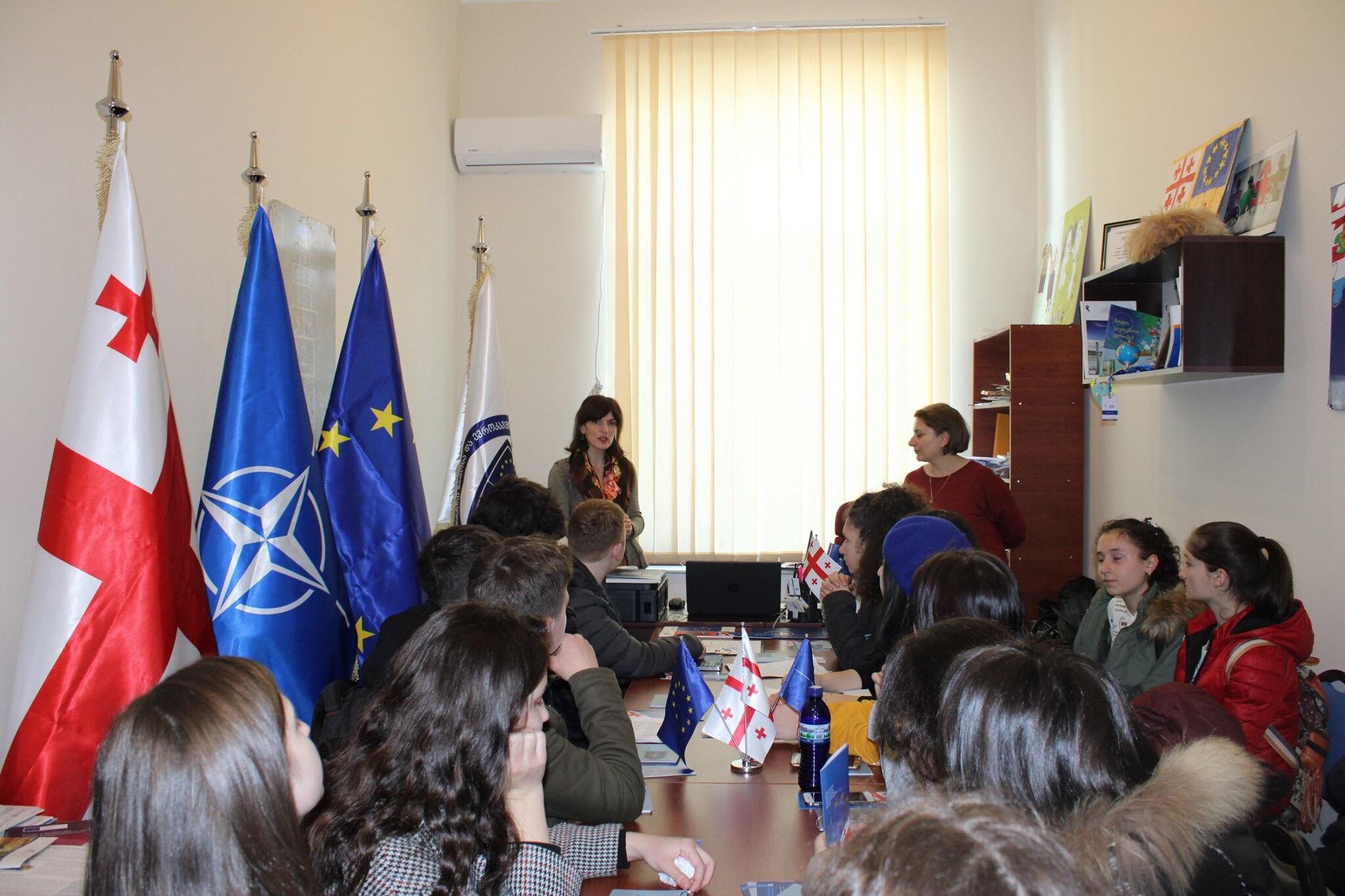 იძულებითი გასაბჭოება და დასავლურ კურსზე უარის თქმა – მსჯელობა ნატოს საინფორმაციო ცენტრში