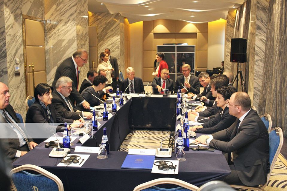 ვისთვის – აყირავებული და ვისთვის – ისევ მყარად მდგომი მოლაპარაკების მაგიდა…