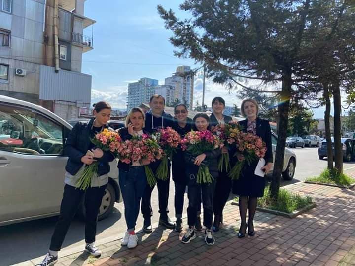 პირველი არხის ჟურნალისტმა მანდილოსან კოლეგებს დილა გაუფერადა