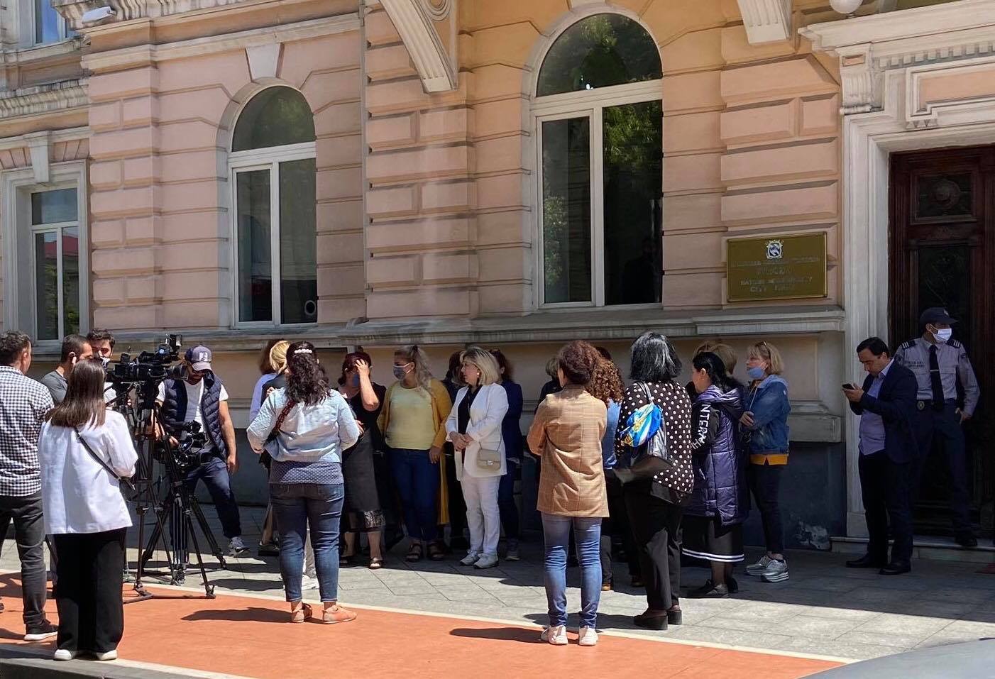 ,,დარჩით სახლშიო, მოგვიწოდებდნენ, დავრჩით და… დავრჩით შემოსავლის გარეშე”