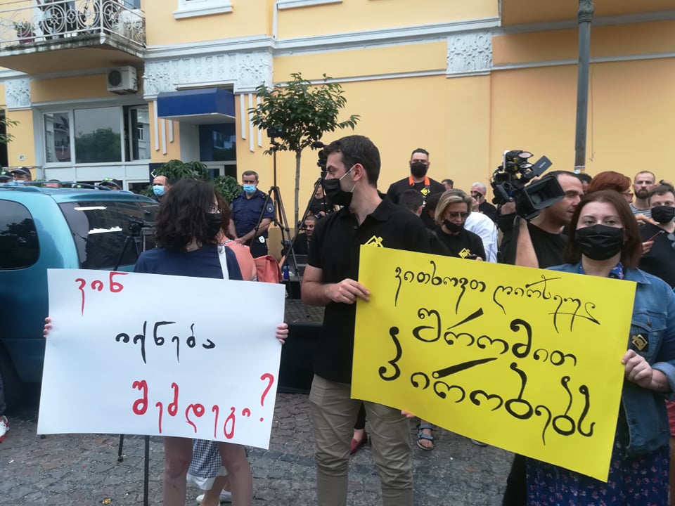 ,,ვითხოვთ ღირსეულ სამუშაო პირობებს!” – აჭარის ტელევიზიასთან აქცია გაიმართა