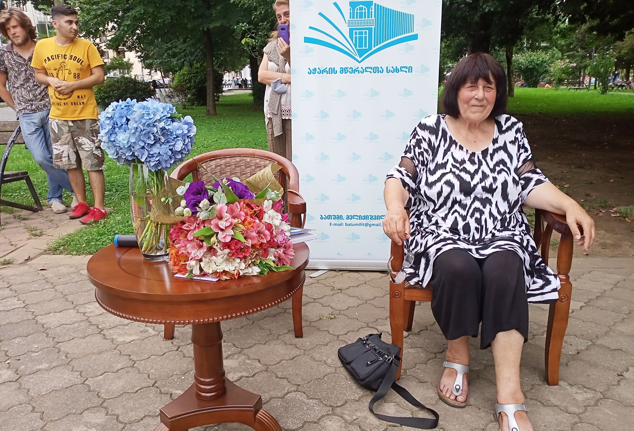 პოეტი, რომელიც “უბეს ნაპერწკლებით გვივსებს”