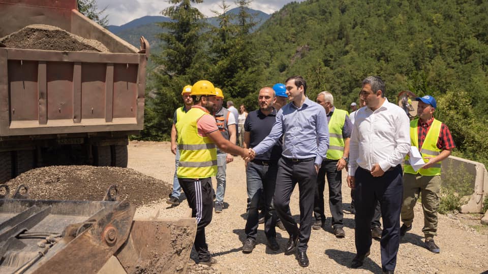 ,,სამუშაოები ხარისხიანად და ხელშეკრულებით ნაკისრ ვადებში სრულდება”