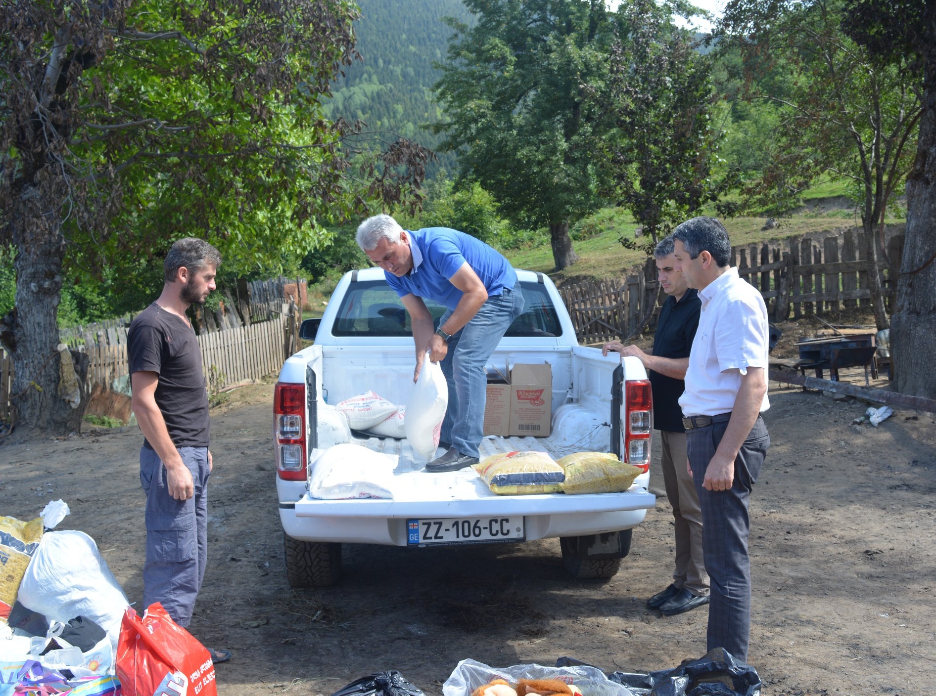 დაზარალებულ ოჯახებს ეხმარებიან
