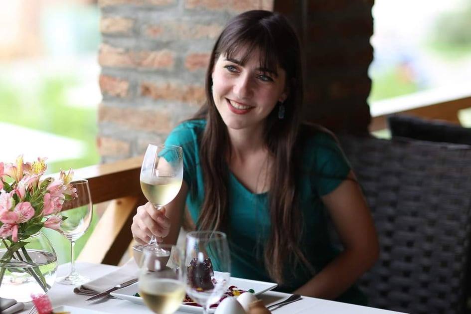 გოგონა, რომელიც ულამაზესი ნახატებით აცოცხლებს ჭიქებს, დოქებს…