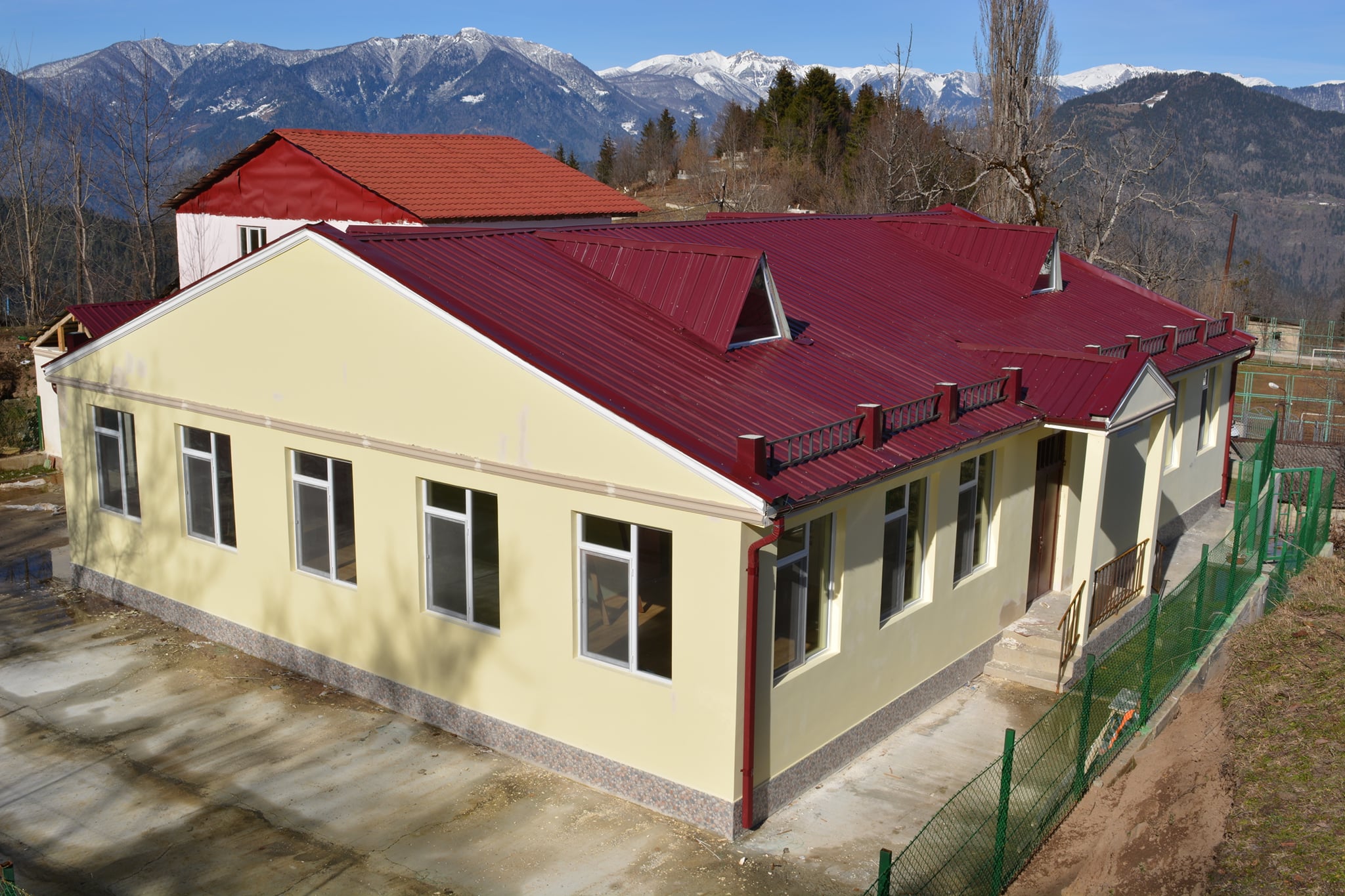 შენდება სკოლები და ბაღები
