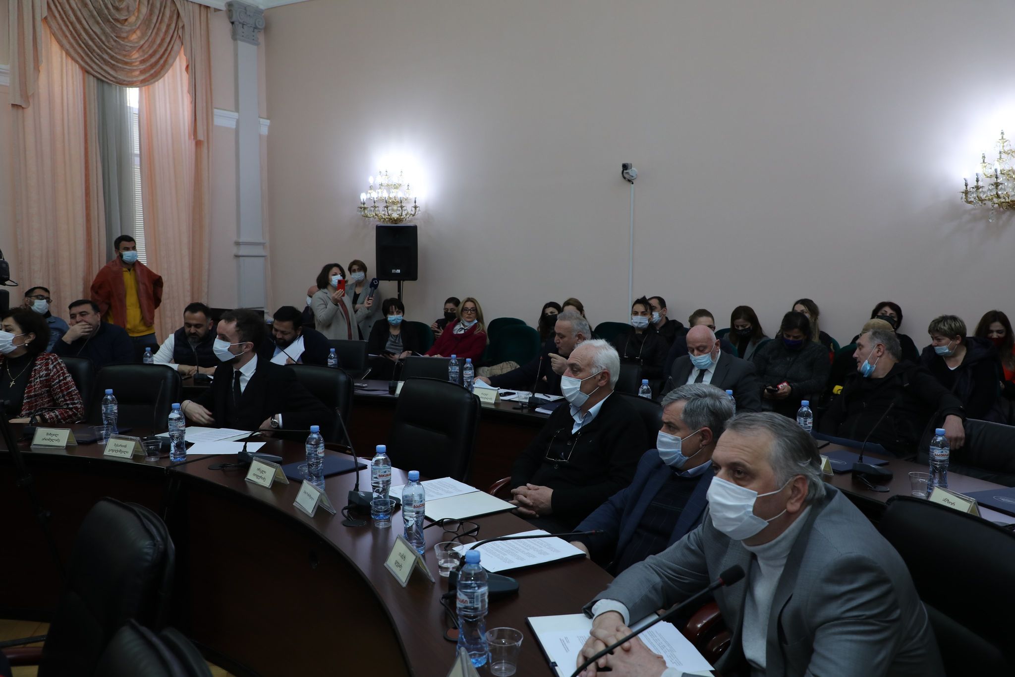 საკრებულოს ხმაურიანი სხდომა, ირაკლი ჯინჭარაძის მოულოდნელი განცხადება და დღის წესრიგიდან დროებით ამოღებული საკითხი