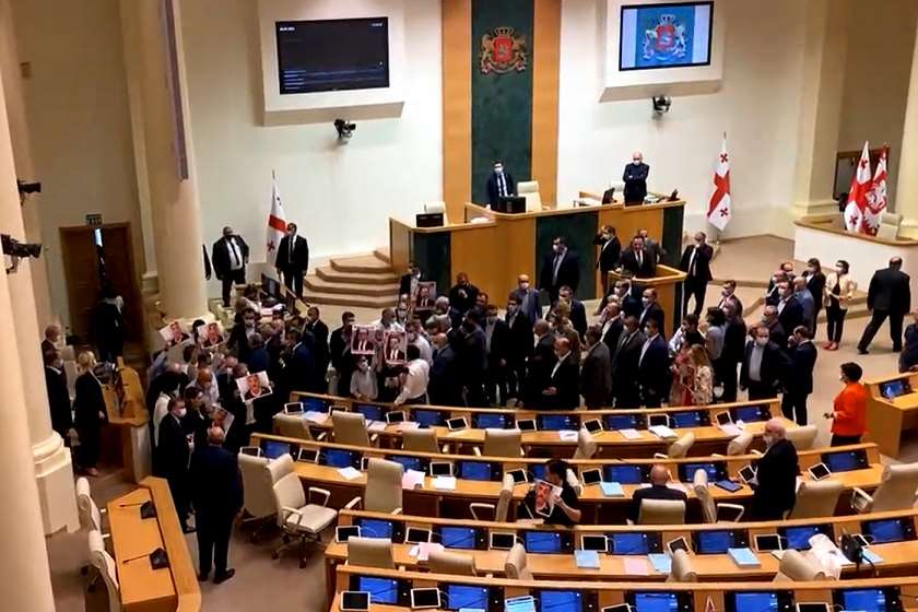 ხმაური და დაპირისპირება – ქვეყნის საკანონმდებლო ორგანოში