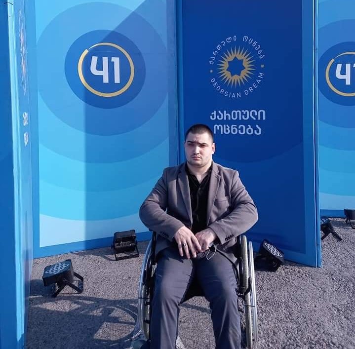 ადამიანი, რომელსაც შეზღუდული შესაძლებლობები ბარიერს არცერთ სფეროში არ უქმნის