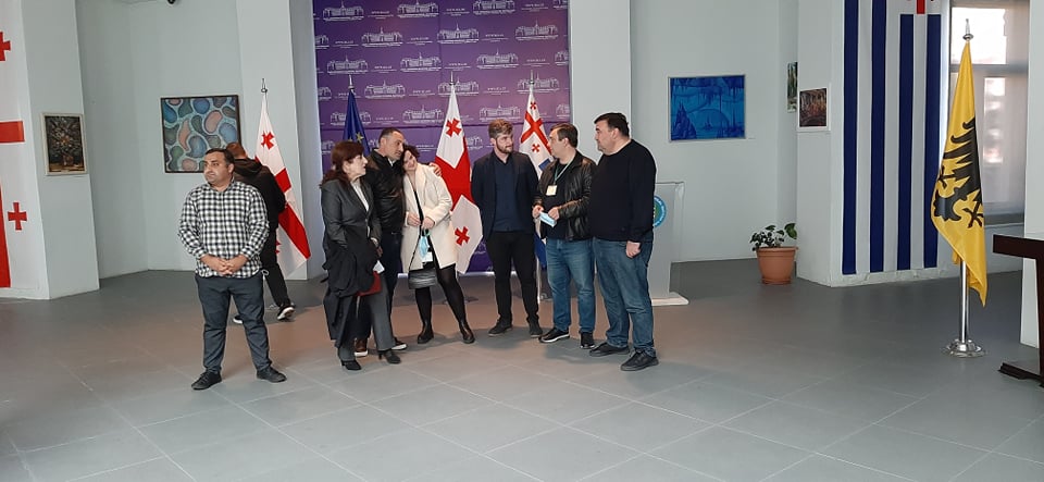 რიგგარეშე სხდომები – ოპოზიციის პროტესტი და მმართველი გუნდის არგუმენტები