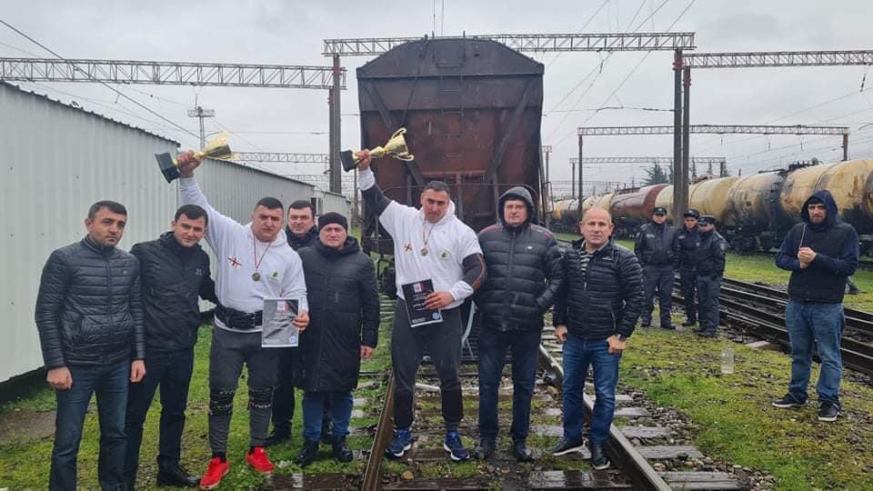 როგორ დაიმორჩილეს რეკორდსმენებმა მატარებლის ათი ვაგონი?
