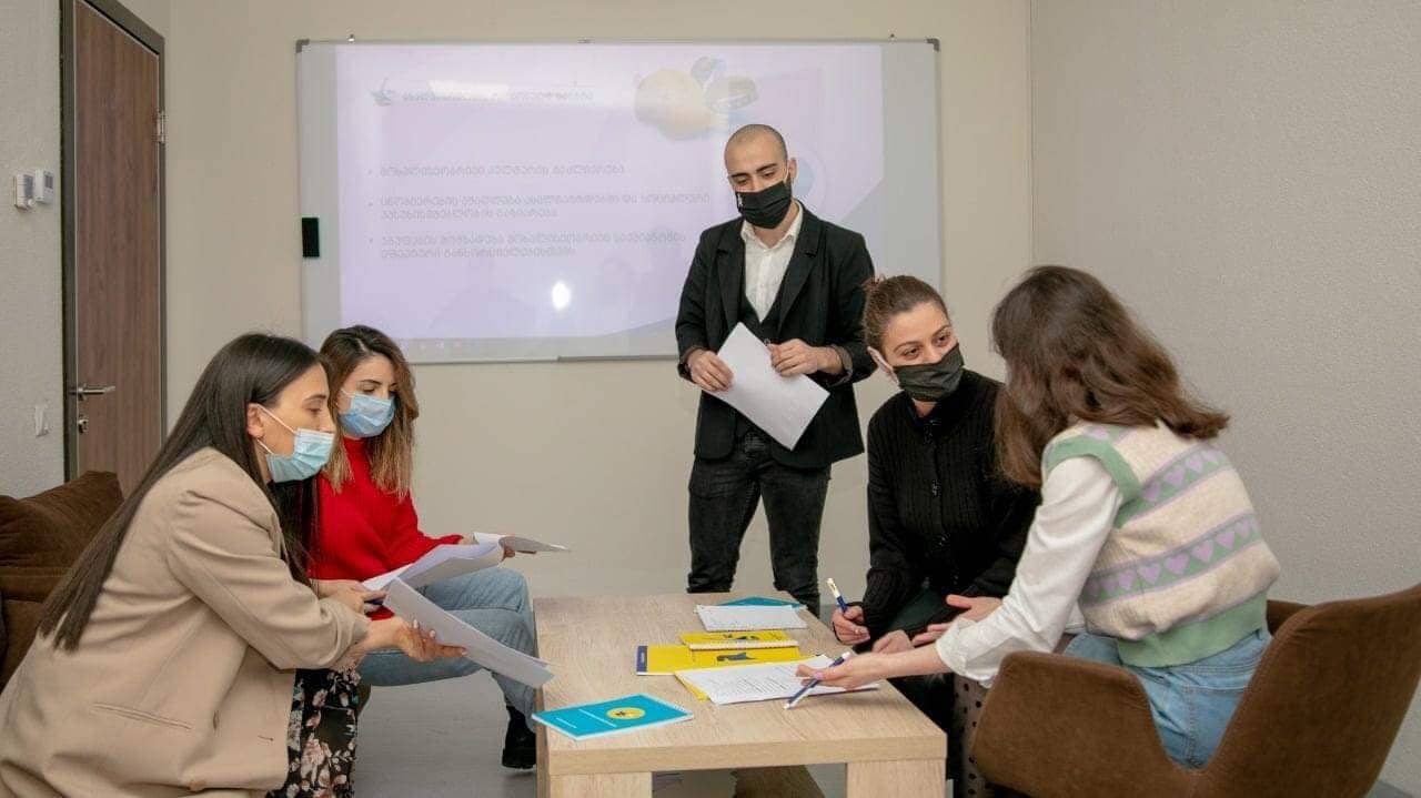 ახალგაზრდები – ახალგაზრდებისთვის