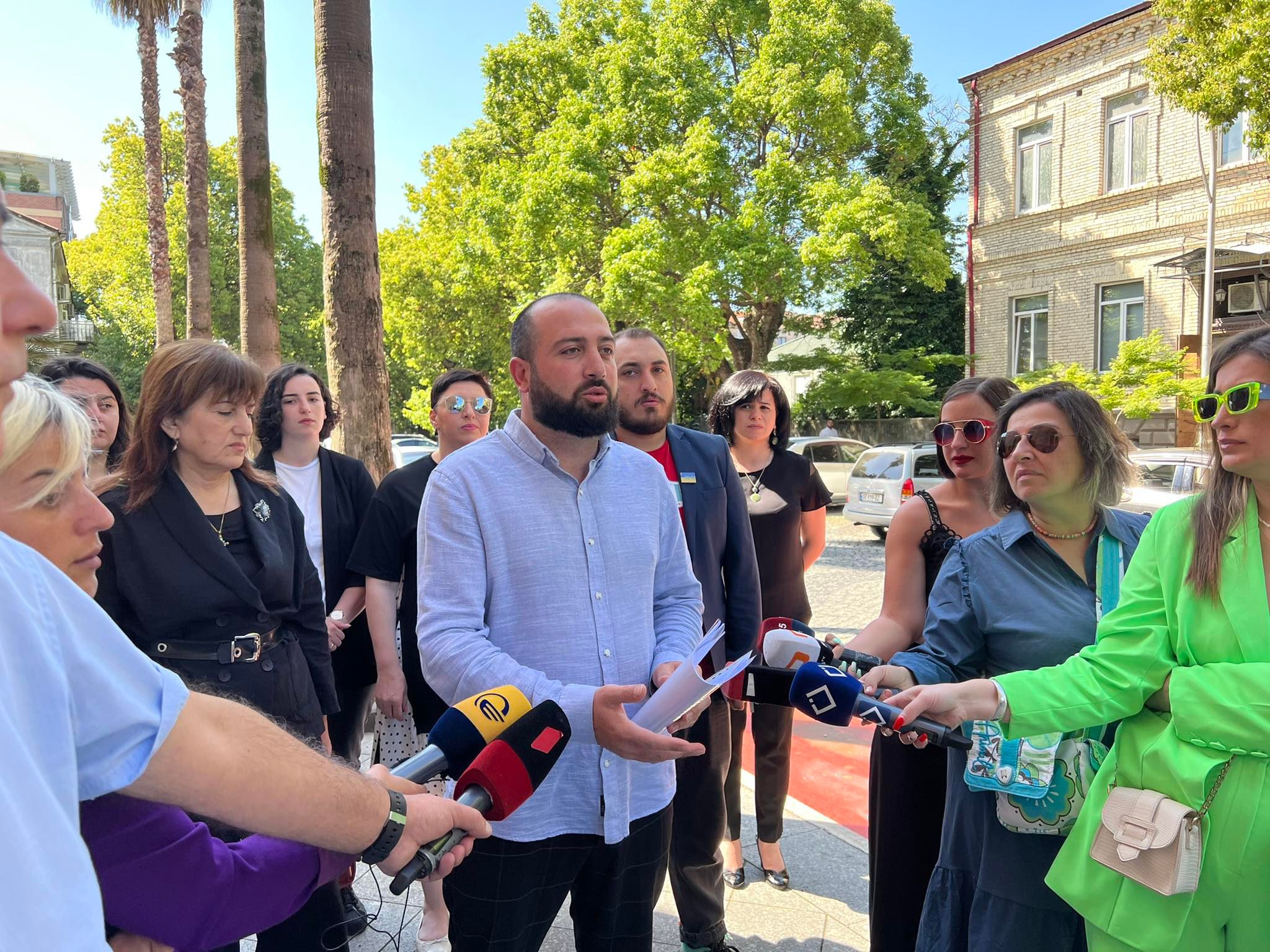 ოპოზიციის ნაწილი საკრებულოს სხდომას არ დაესწრო