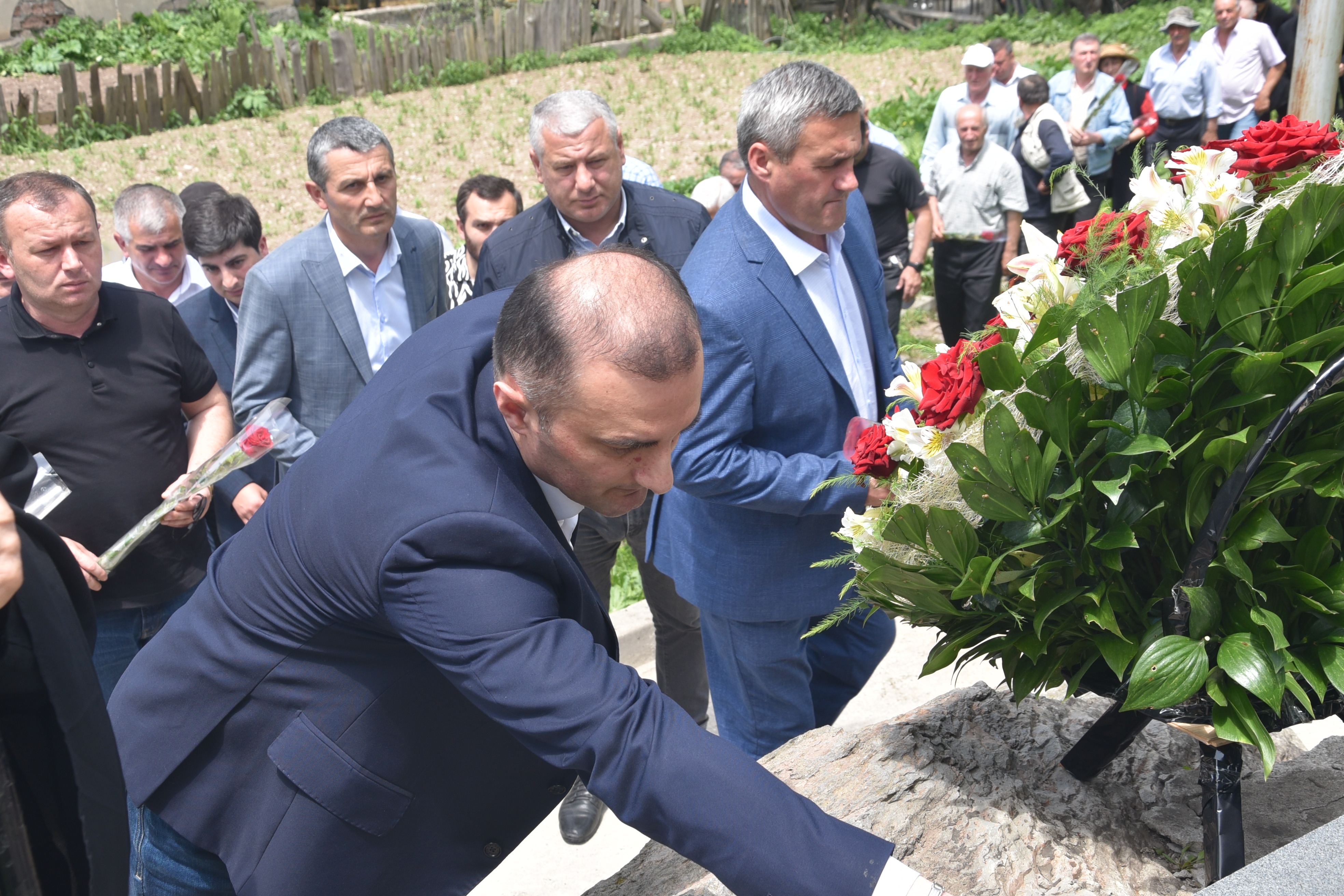 პოლიტიკური მოღვაწეები სიკვდილის შემდეგაც ცოცხლობენ