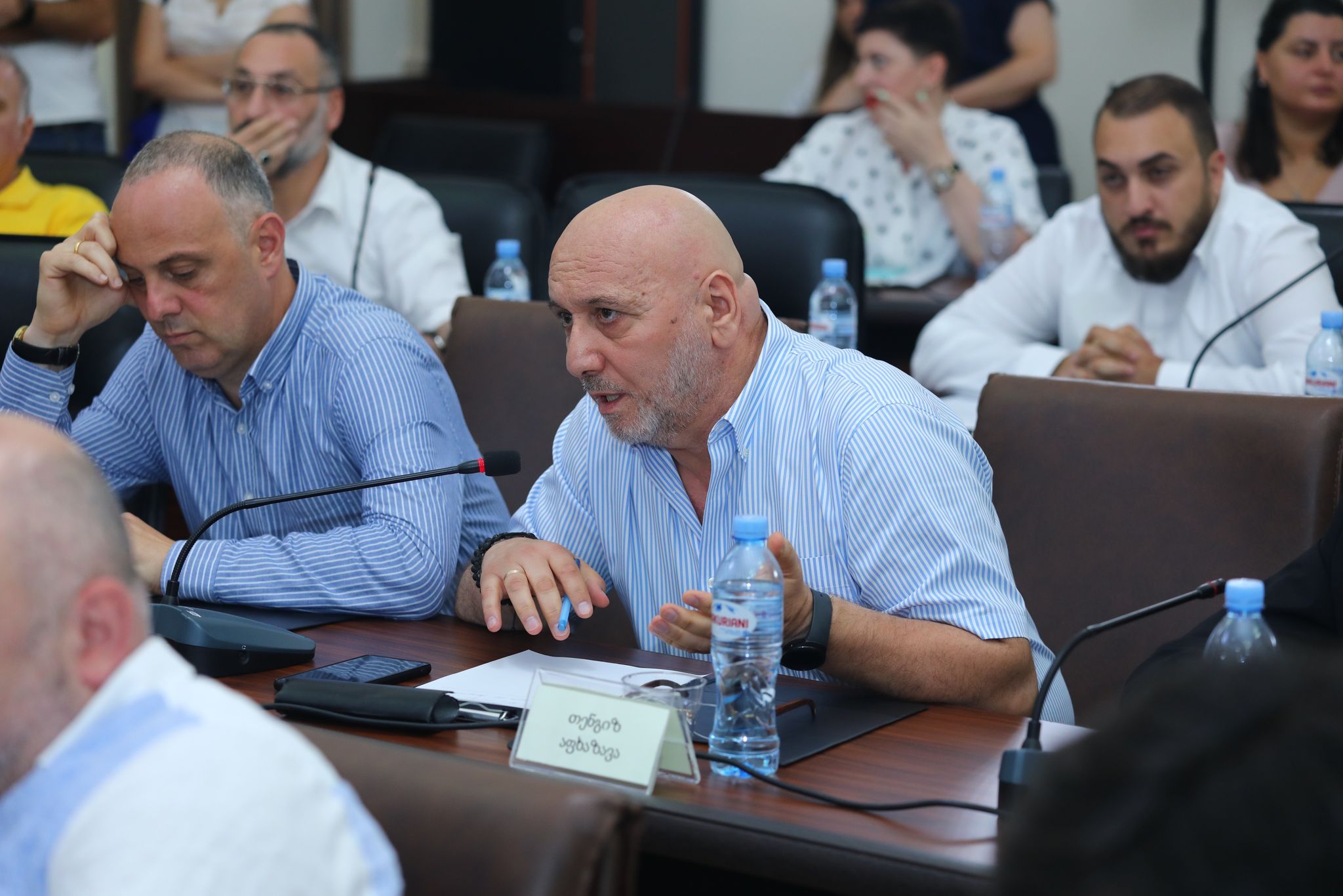 თენგიზ აფხაზავა: ბათუმის საკრებულოს თავმჯდომარემ სხდომის დაწყებამდე ბოდიში მოუხადა დეპუტატებს დარბაზში სხვადასხვა ფერის სკამების განთავსების გამო