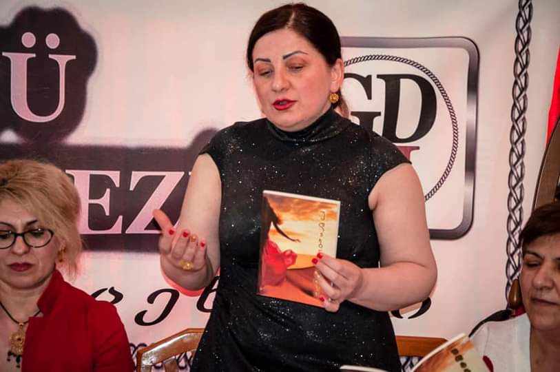 რამ დააინტერესა ამერიკელი გამომცემელი ნათია ხადურის შემოქმედებაში?