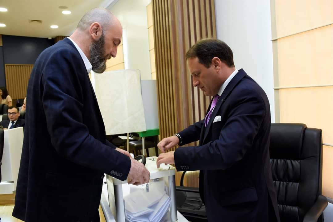უსკოს სამი წევრი ფარული კენჭისყრით აირჩიეს