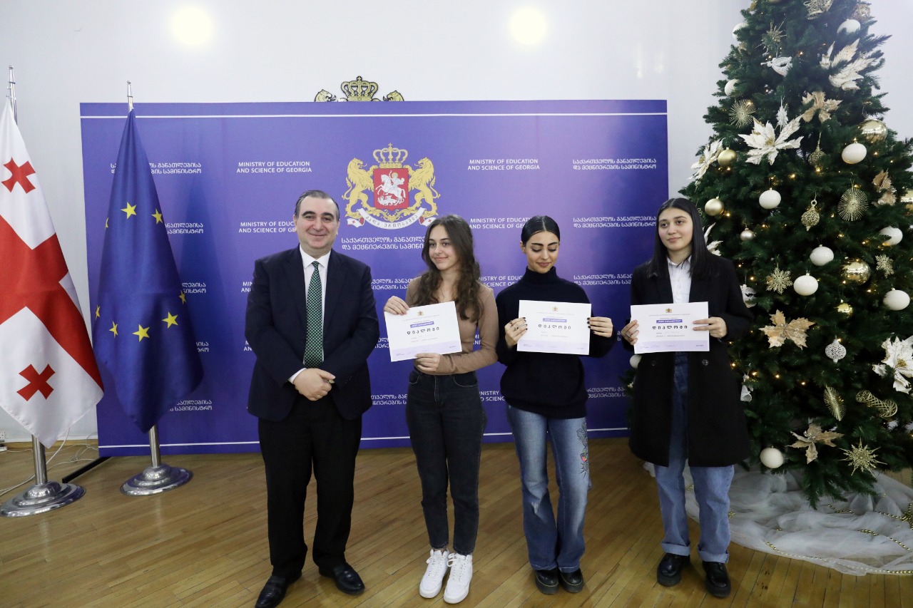 კონკურს ,,ჩემი გალაქტიონის” გამარჯვებული მოსწავლეები დააჯილდოვეს