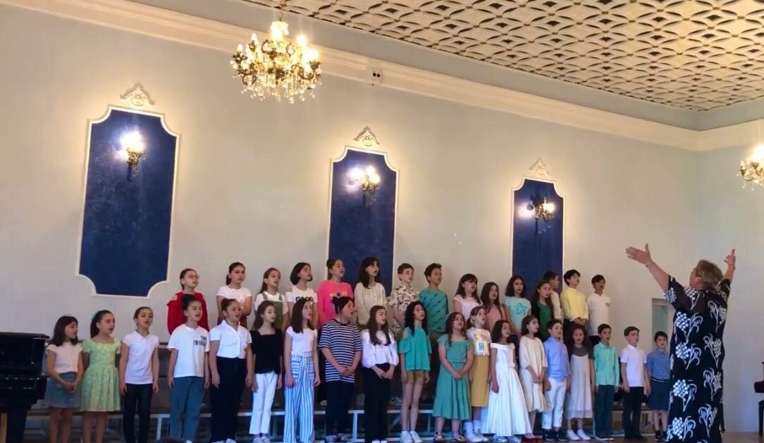 განწყობა, რომელიც დარბაზს დაეუფლა…