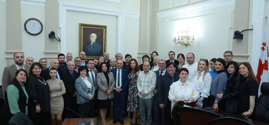 ბათუმის საკრებულოს სხდომათა დარბაზში ლუკა ასათიანის პორტრეტი განთავსდა
