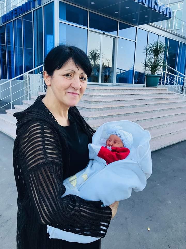 მთას დაბრუნებული პოეტი ქალი და მისი მზერა მომავლისკენ