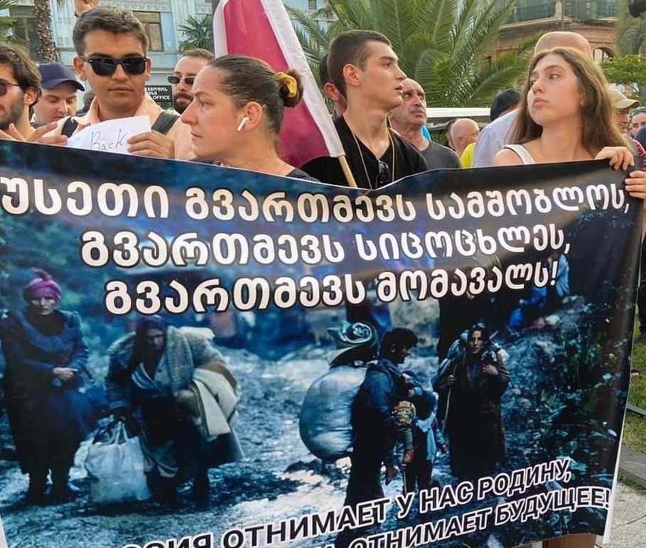 რუსეთის გემმა ბათუმის ნავსადგური პროტესტის ფონზე დატოვა