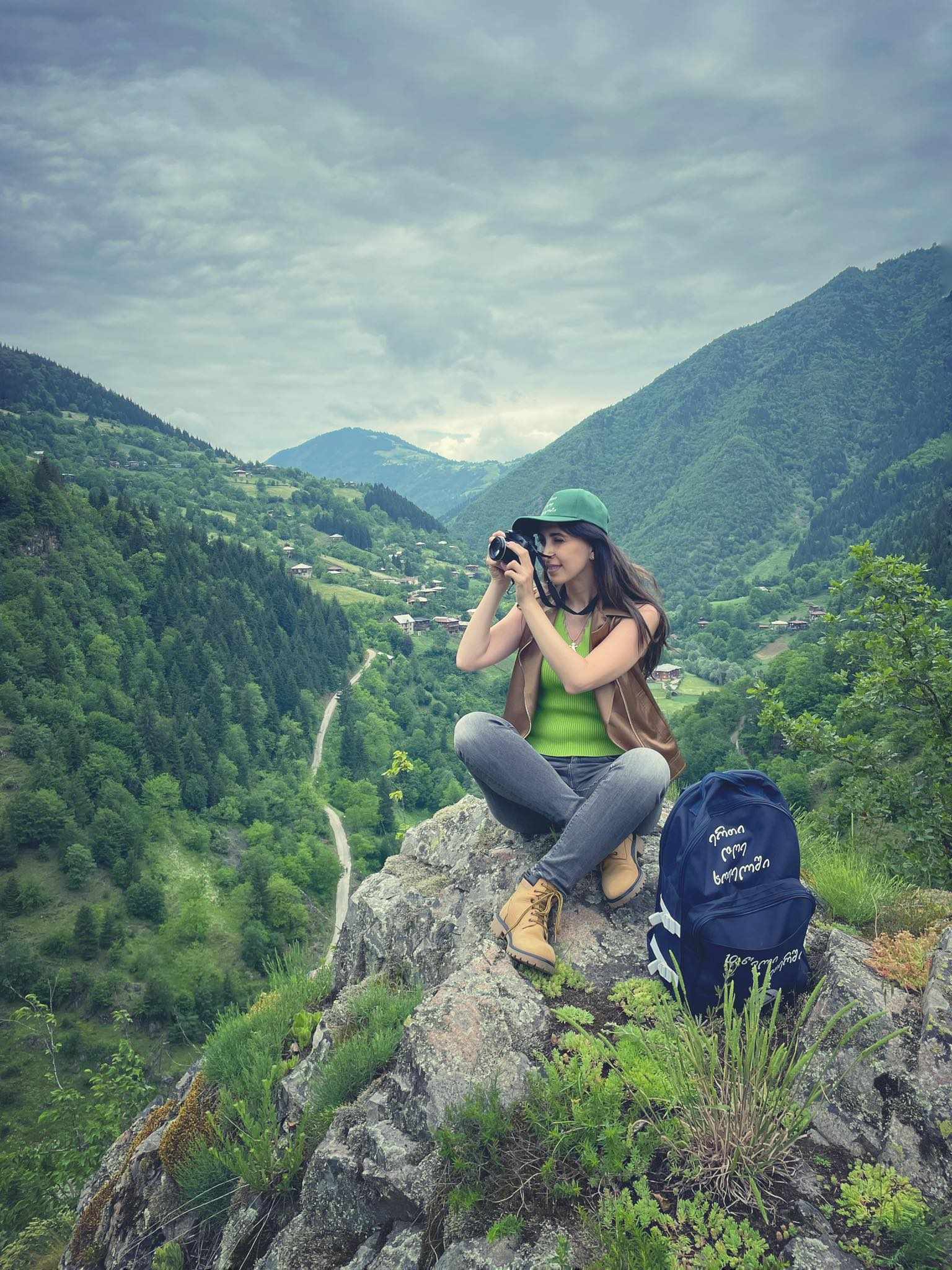 გოგონა ზურგჩანთით, რომელსაც უკვე საკუთარი ,,სოფელი’’ აქვს