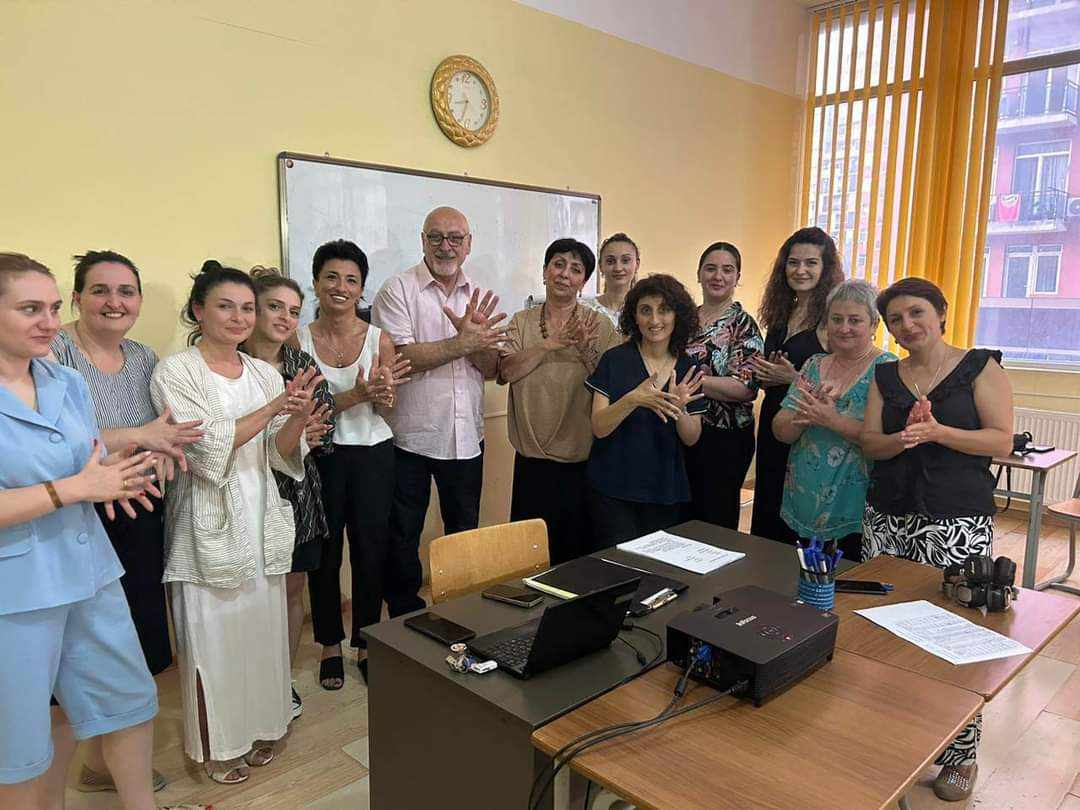 ყრუ და სმენადაქვეითებულ პირებთან ურთიერთობა მარტო გაღიმებით და თავზე ხელის გადასმით არ უნდა მთავრდებოდეს