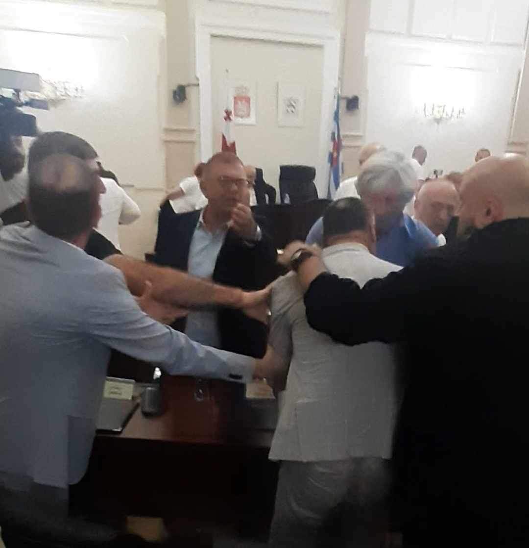 ურთიერთბრალდებები და შეწყვეტილი სხდომა