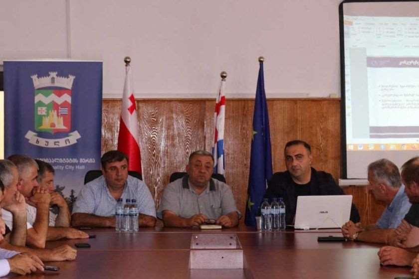 კვების ობიექტში მომხმარებლებს ემსახურებიან მხოლოდ უცხო ენაზე