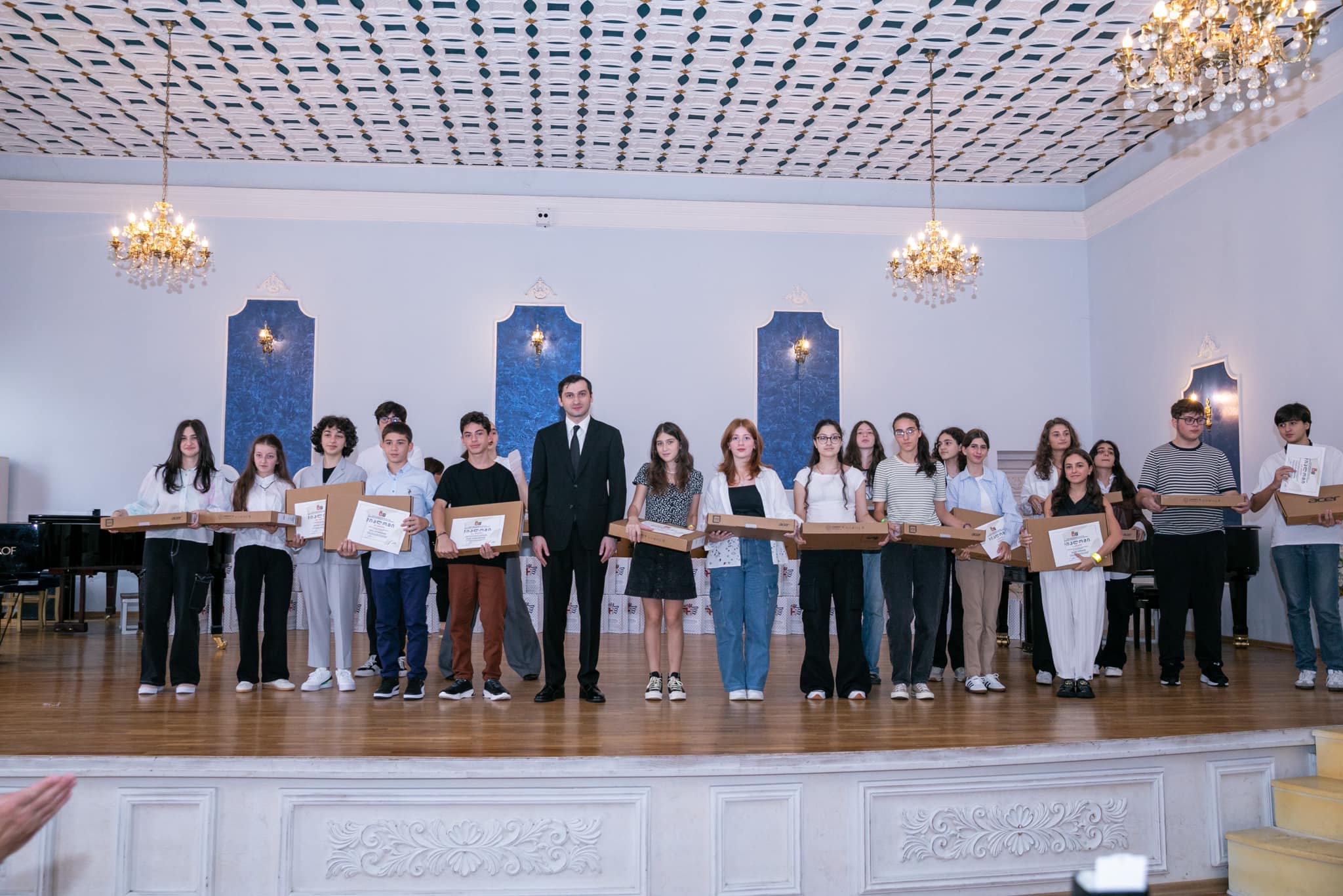 150 მოსწავლე ლეპტოპებით და ფასიანი საჩუქრებით დაჯილდოვდა