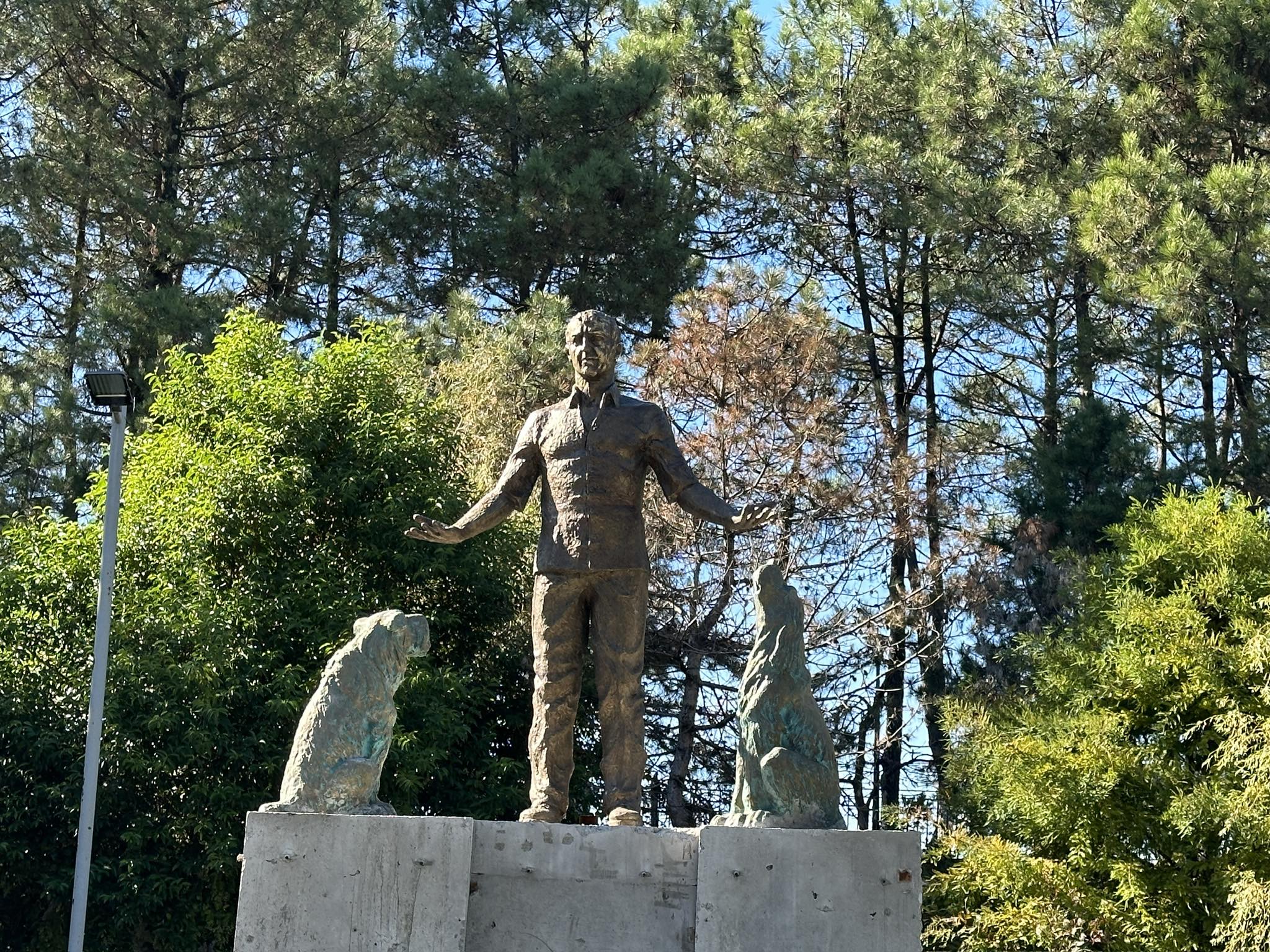 დიდებული ადამიანები უძეგლოდ არ იკარგებიან
