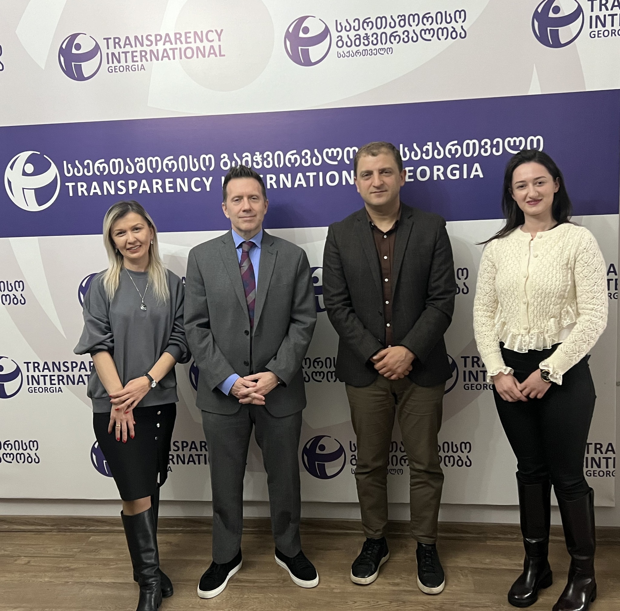 ,,იუსაიდის’’ მისიის დირექტორი ჯონ პენელი ახალგაზრდებს შეხვდა
