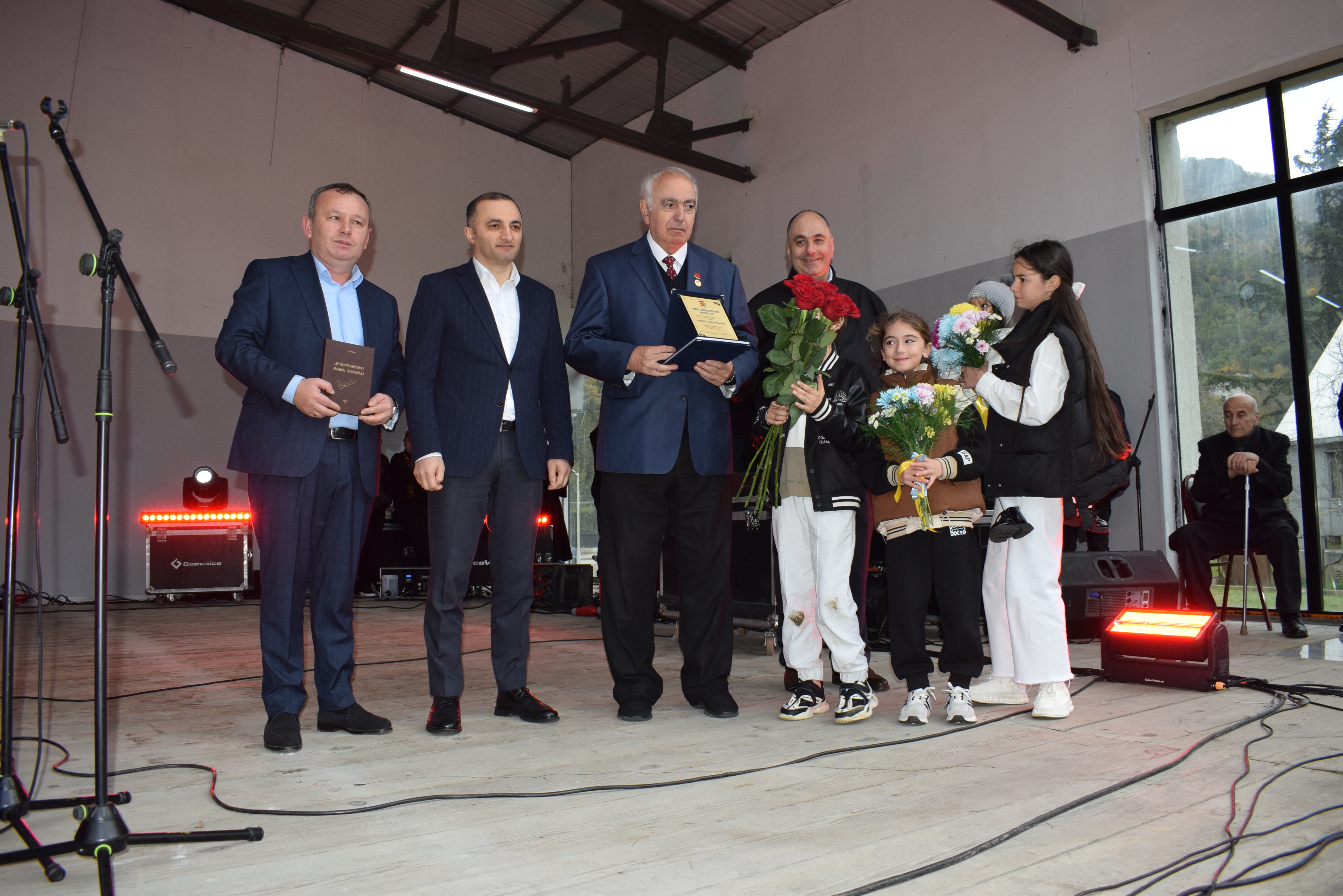 აკაკი დუმბაძე: ვალში ვარ ჩემი ქედელების წინაშე