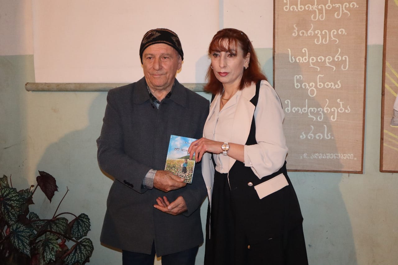 პოეტი ქალის პირველი წიგნის წარდგინება