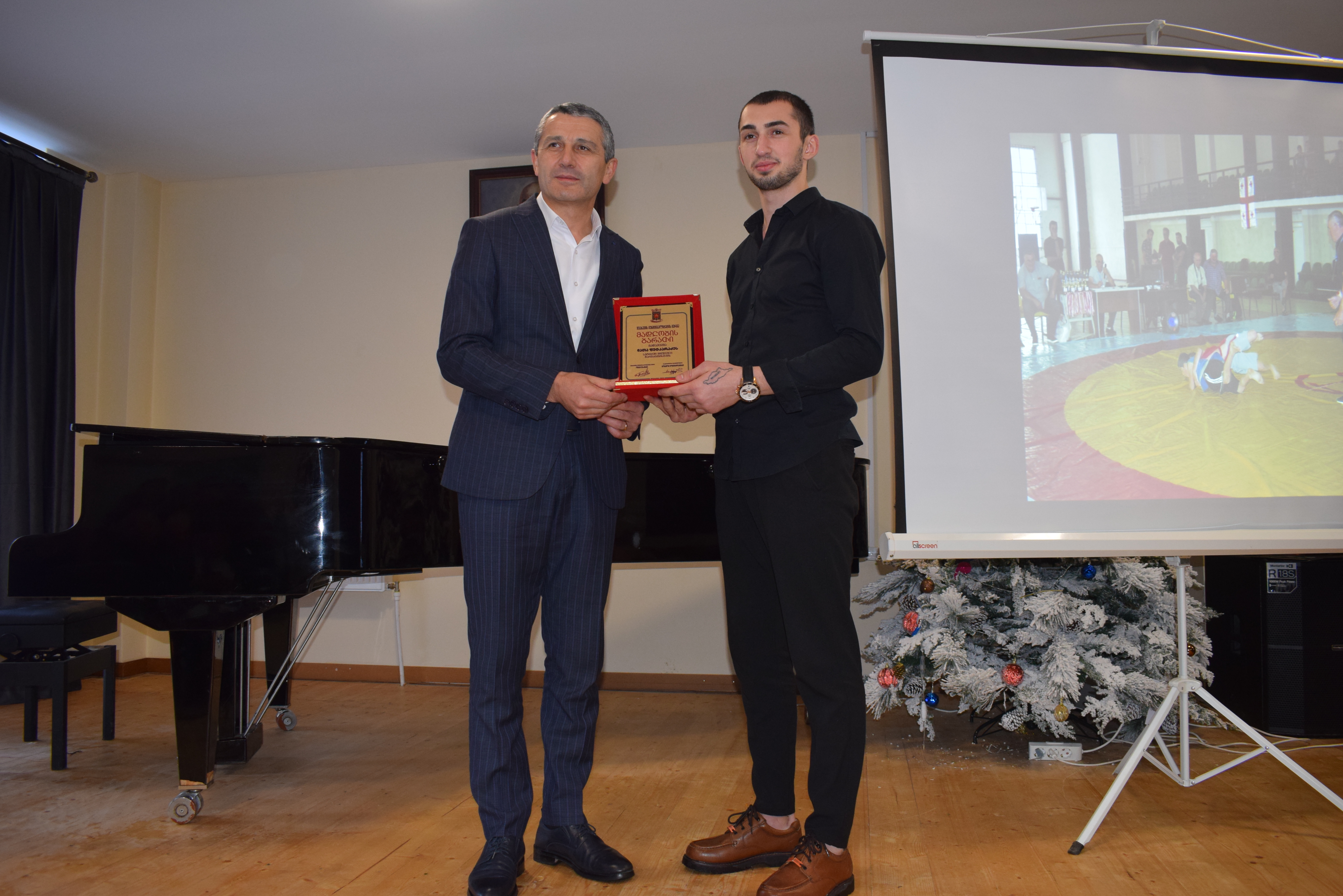 წარმატებული სპორტსმენები და მწვრთნელები დააჯილდოვეს