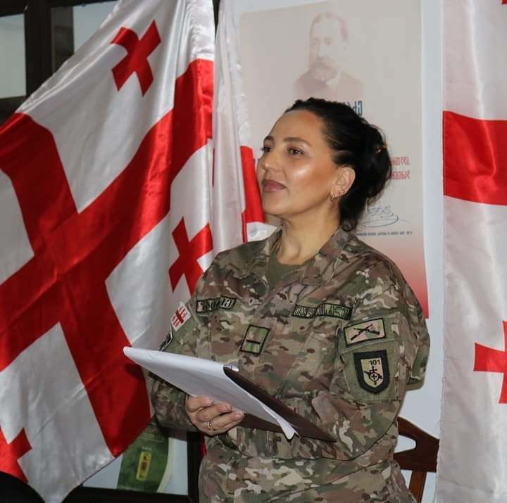 პოეტი ქალი – ჯარში ახალ წელს ლექსების ახალი კრებულით შეხვდა