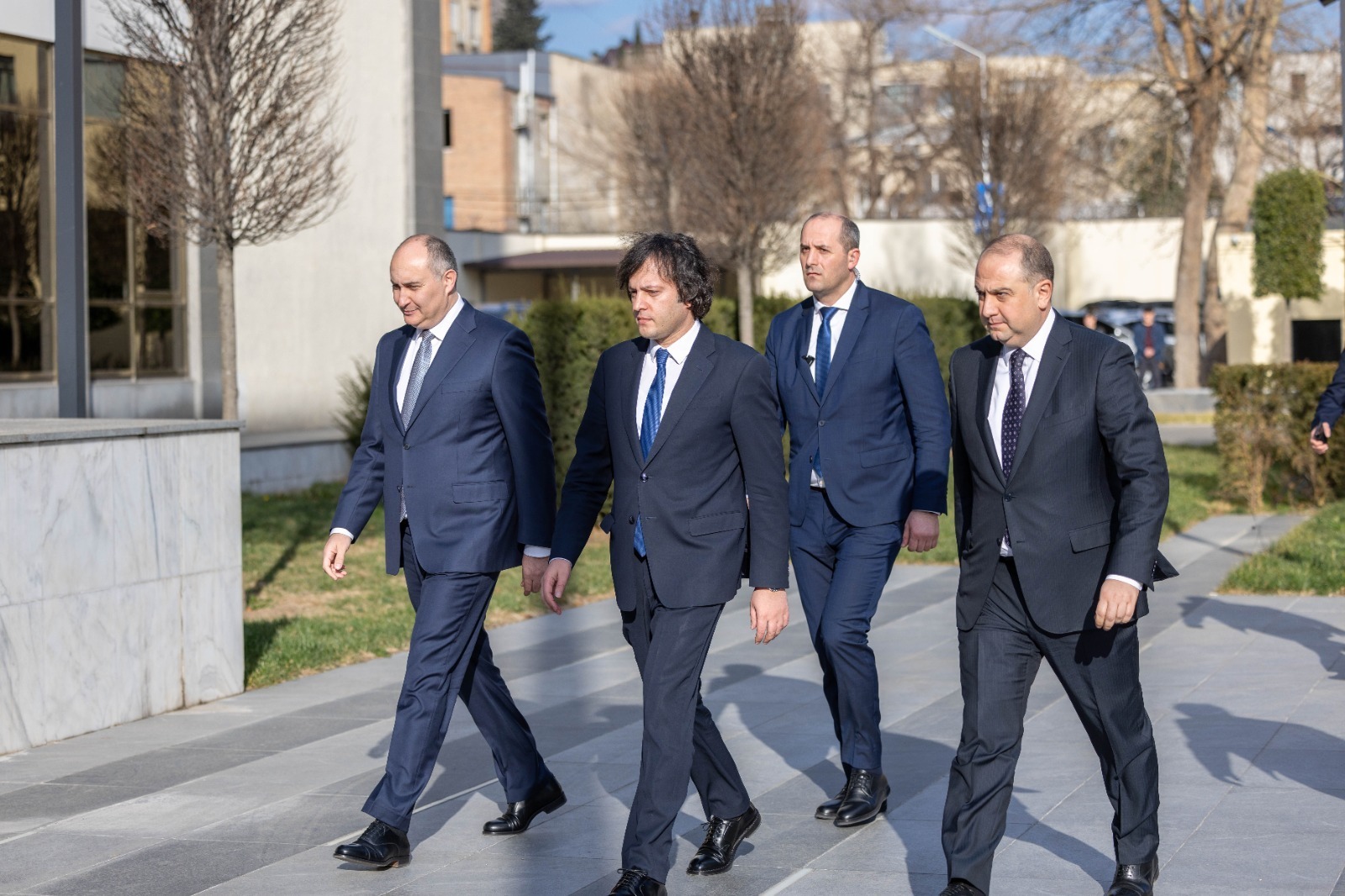 თავდაცვის ახალი მინისტრი ირაკლი კობახიძემ თანამშრომლებს წარუდგინა