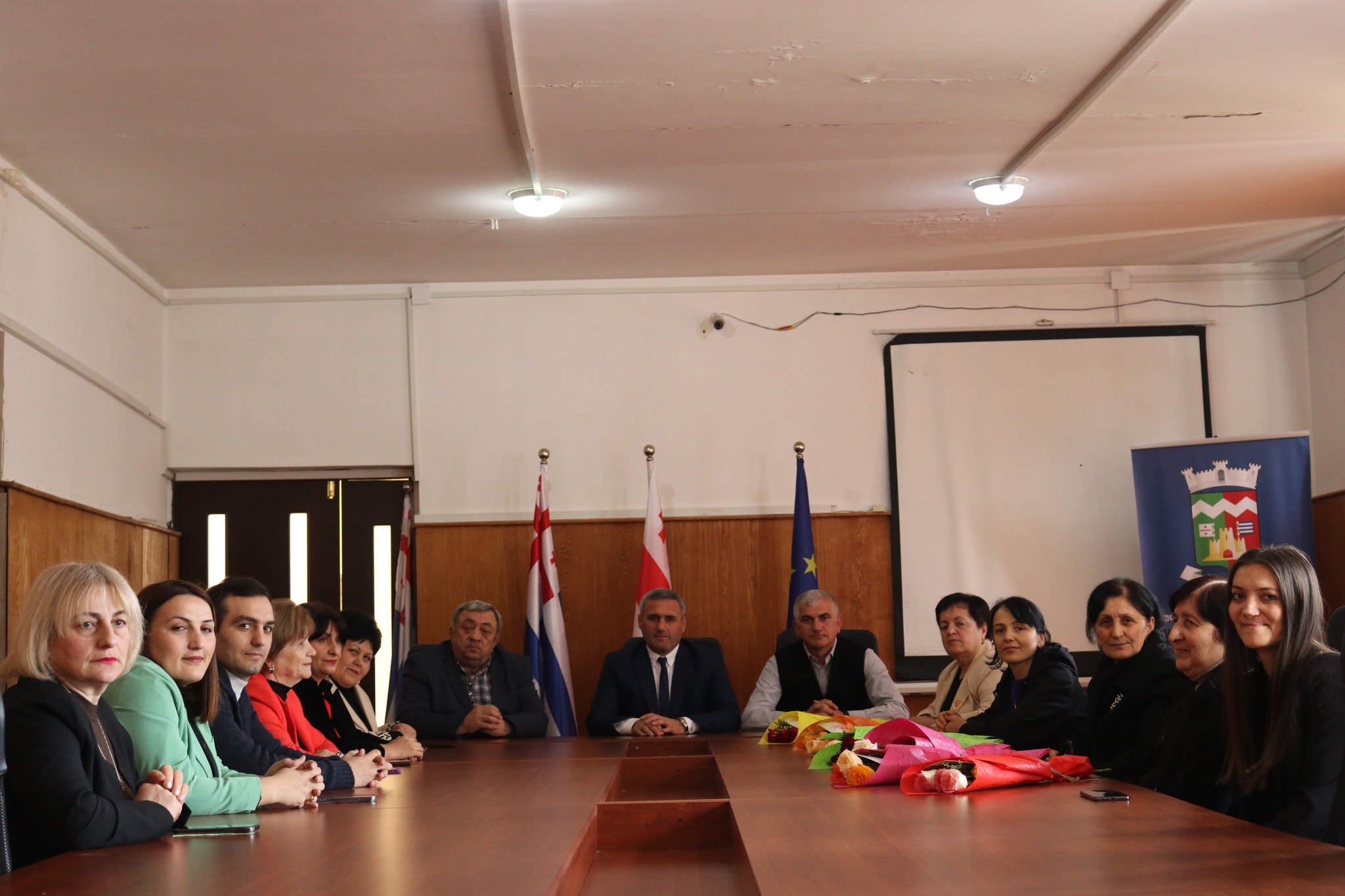ქალებს დღესასწაულები მიულოცეს