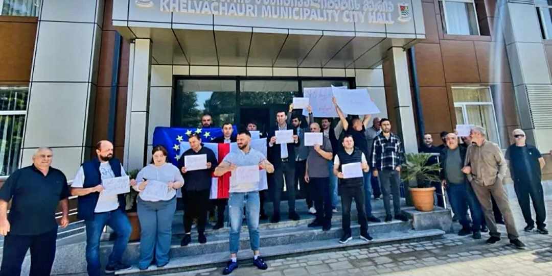 “არა რუსულ კანონს” – აქცია ხელვაჩაურის მერიასთან