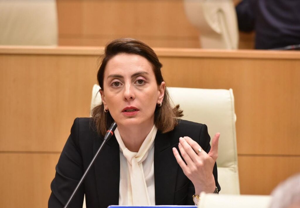 ხატია დეკანოიძემ გურამ მაჭარაშვილს ბოთლი ესროლა