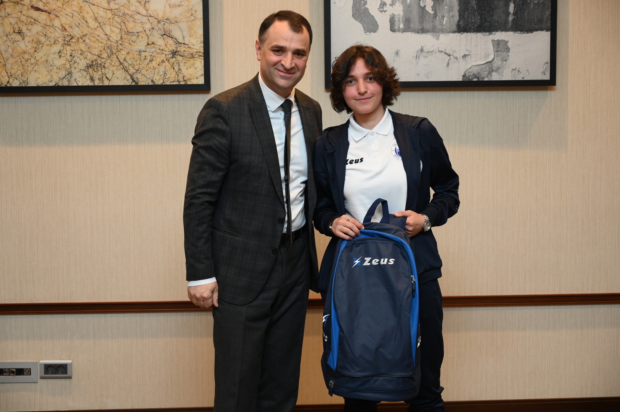 ქალთა საფეხბურთო გუნდს სპორტული ეკიპირება გადაეცა