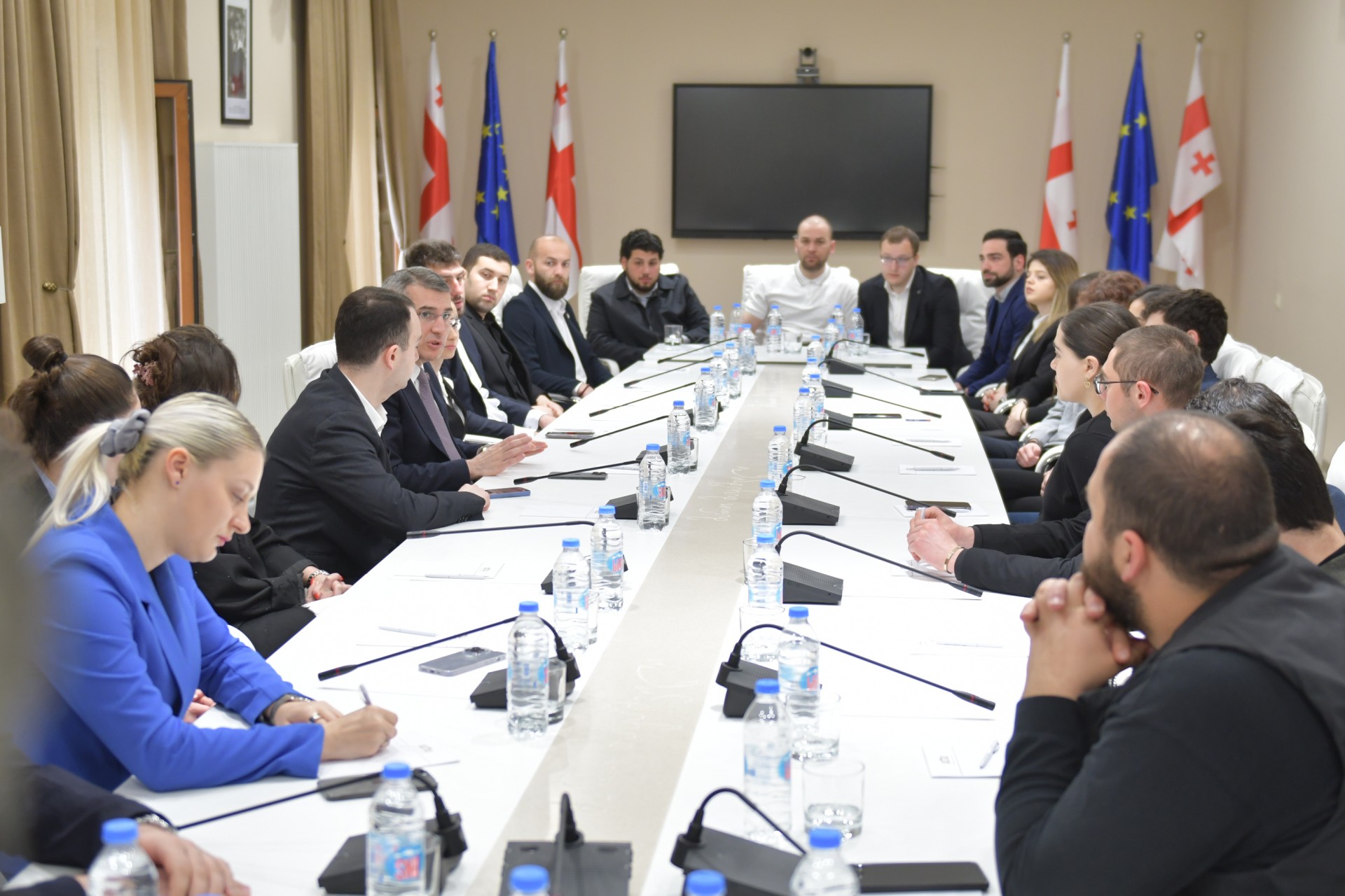 მამუკა მდინარაძე უმაღლესი სასწავლებლების სტუდენტური თვითმმართველობების ხელმძღვანელებს შეხვდა
