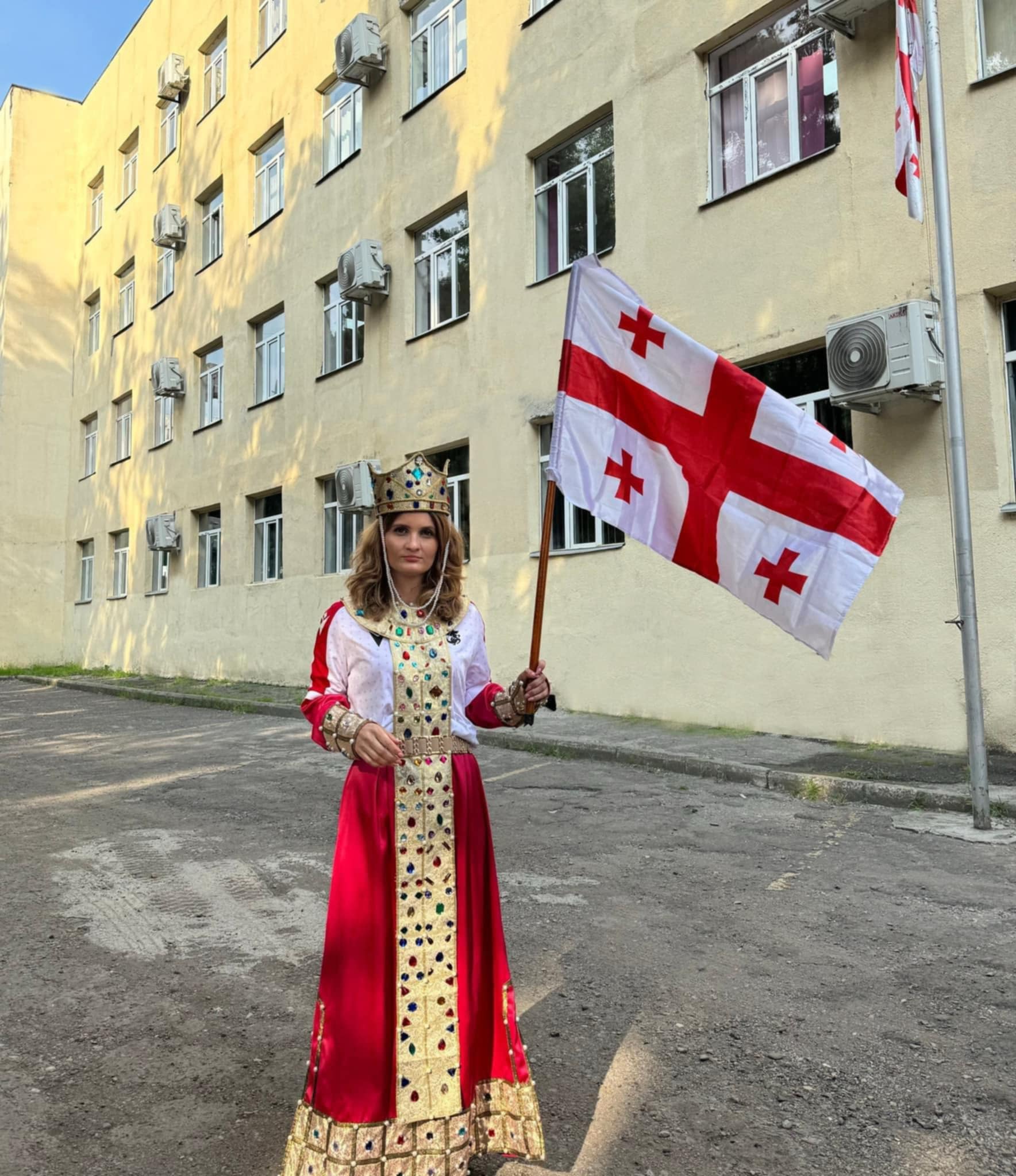 სამაგისტრო გამოცდაზე – თამარ მეფის სამოსითა და ფეხბურთის ეროვნული ნაკრების მაისურით