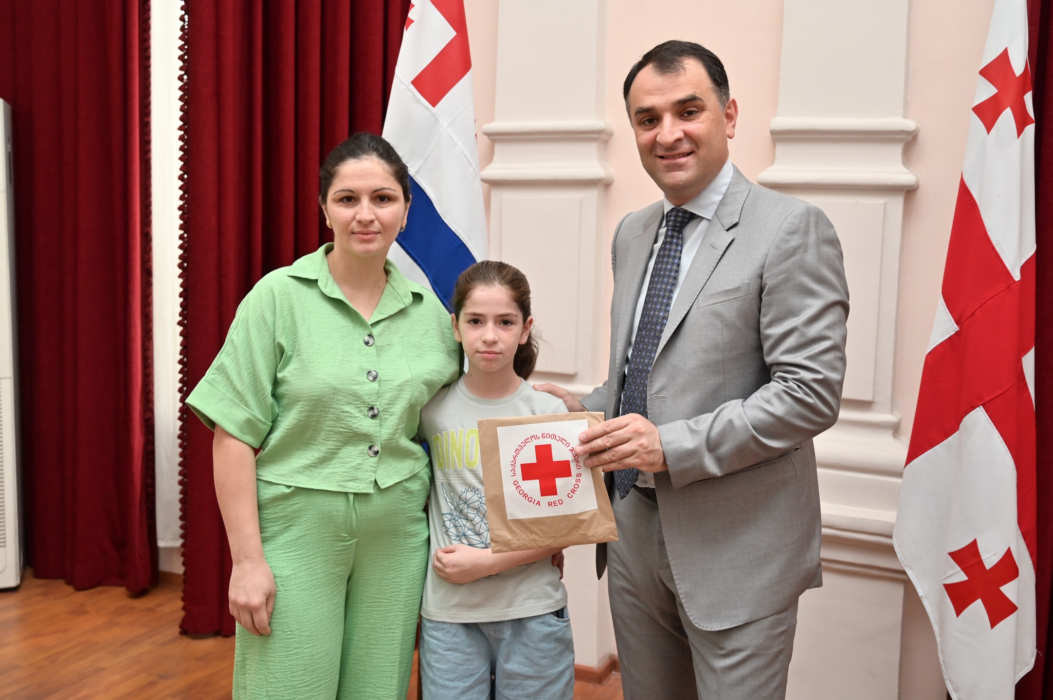 ვაუჩერები გადაეცათ